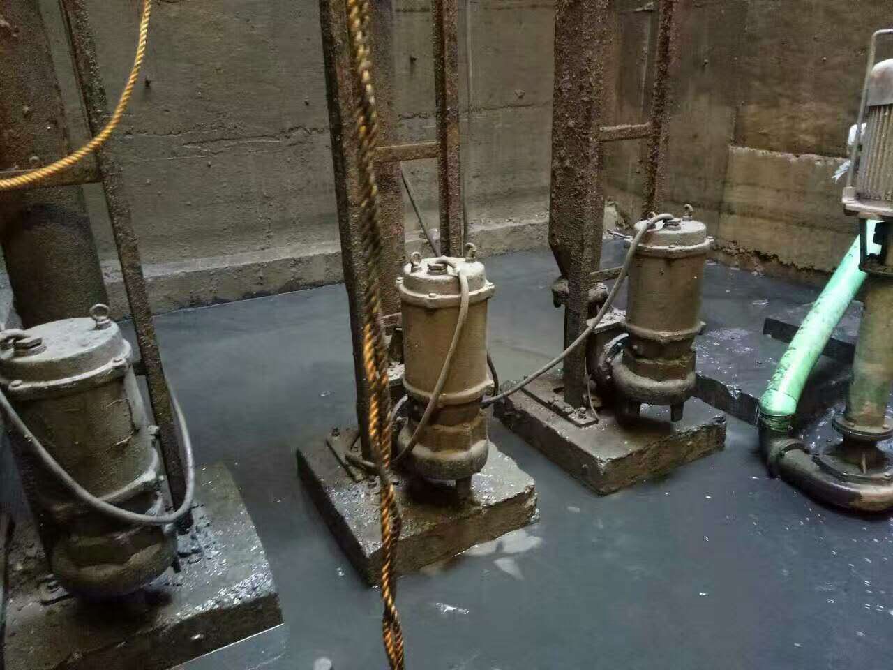 岑巩污水池清理